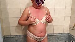 Zara neemt een bad in het bad van het hotel in haar lingerie