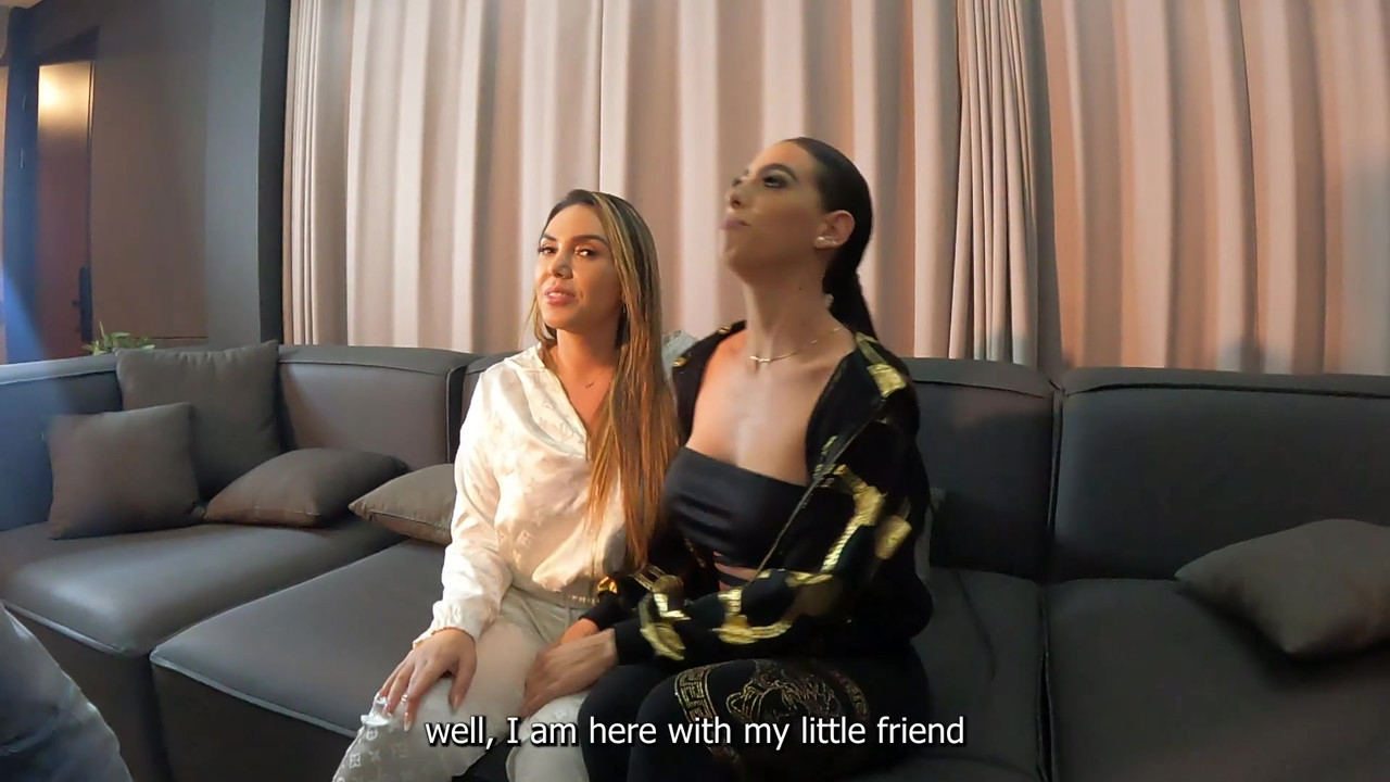 和两个令人难以置信的拉丁女郎在台球桌上玩3P