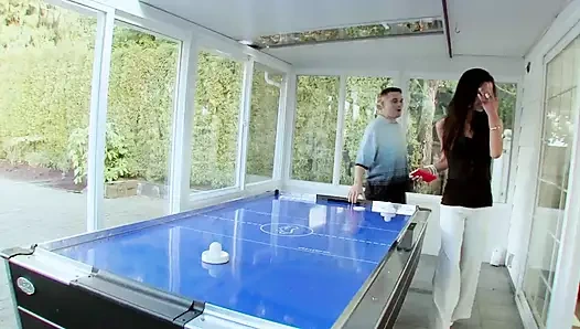 Едва достигшая возраста, я шлюшка с коричневыми волосами трахается в