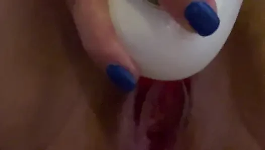 Tante seksi muncrat banyak banget gara-gara lubang pantatnya dientot pakai butt plug