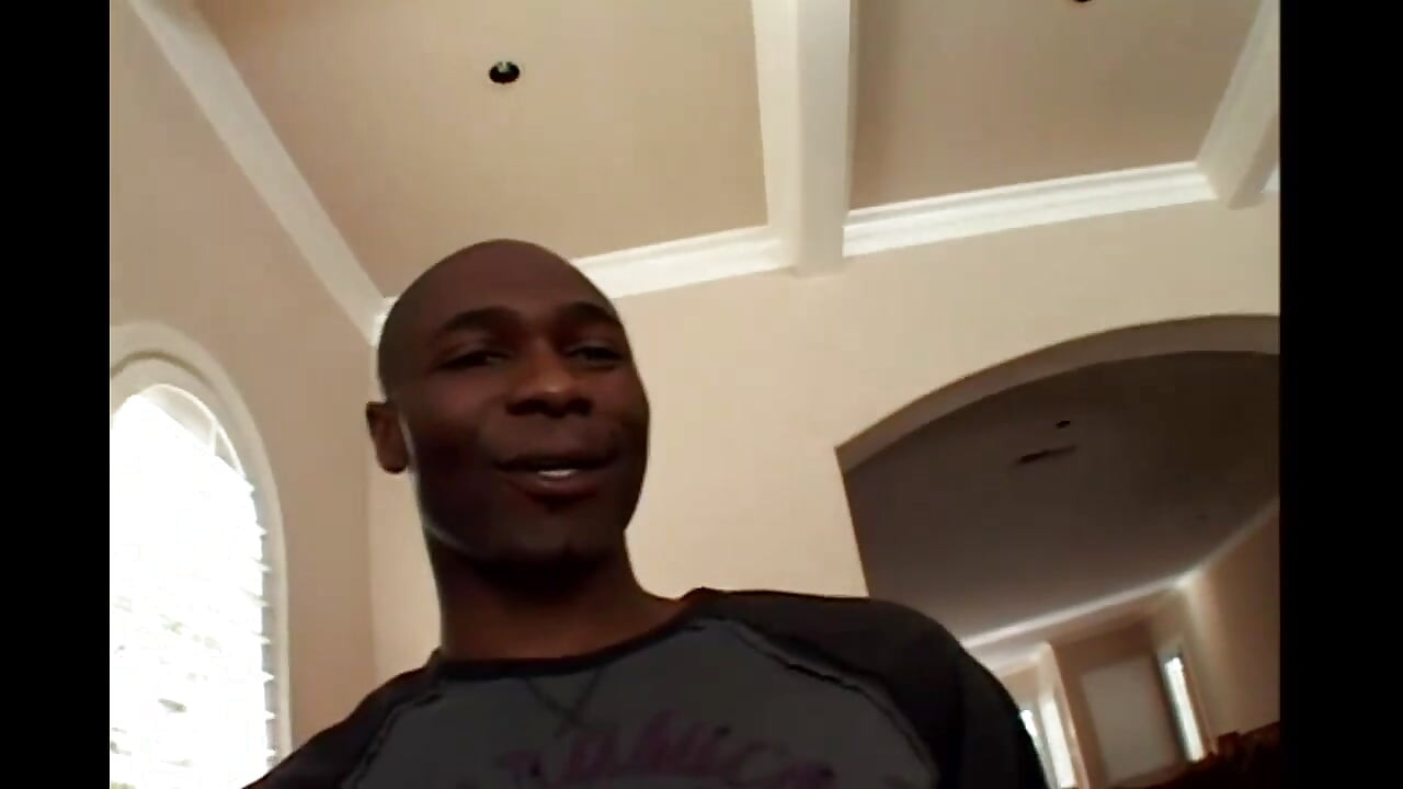 गोरी रंडी की दो काले लोगों द्वारा चुदाई