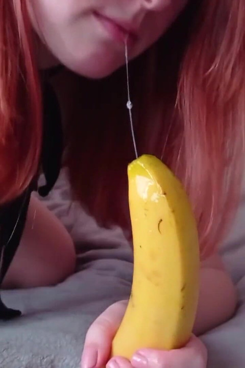 Je me baise brutalement avec une banane