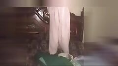 Seksi žena masira muževljev kurac i jebana je posle masaže-TarelgcXX i Fozia Khan