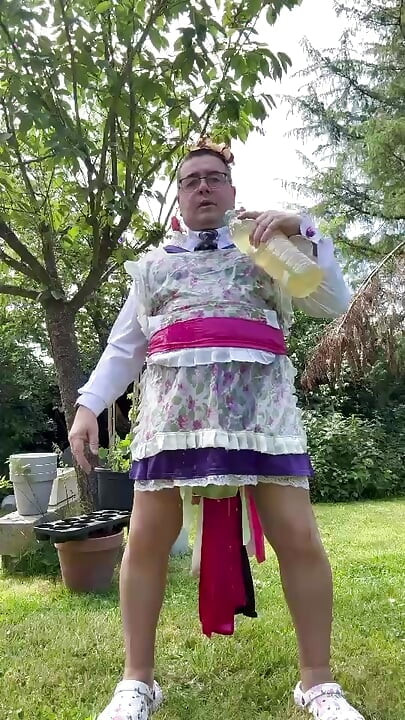 En la ropa del jardinero para tomar una ducha de orina afuera completamente vestido