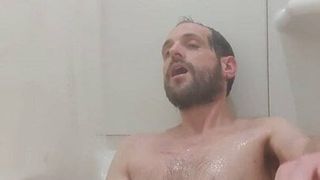 Ik hou ervan om me af te trekken onder de douche