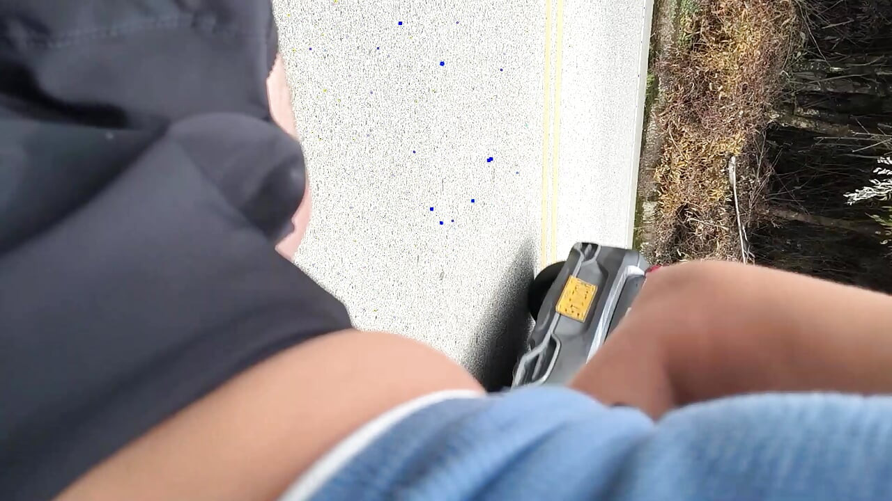 esposa puta infiel cavalga o pau preto ao ar livre em uma moto
