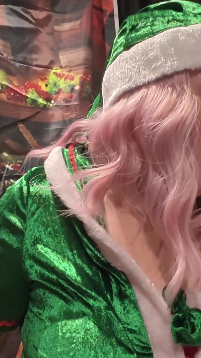 Elfos traviesos en el día de estante de juguetes sexuales 3 | Clip 1