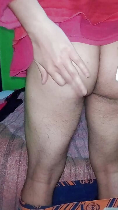 Debeli čovjek želi sebe s kremom za kupanje