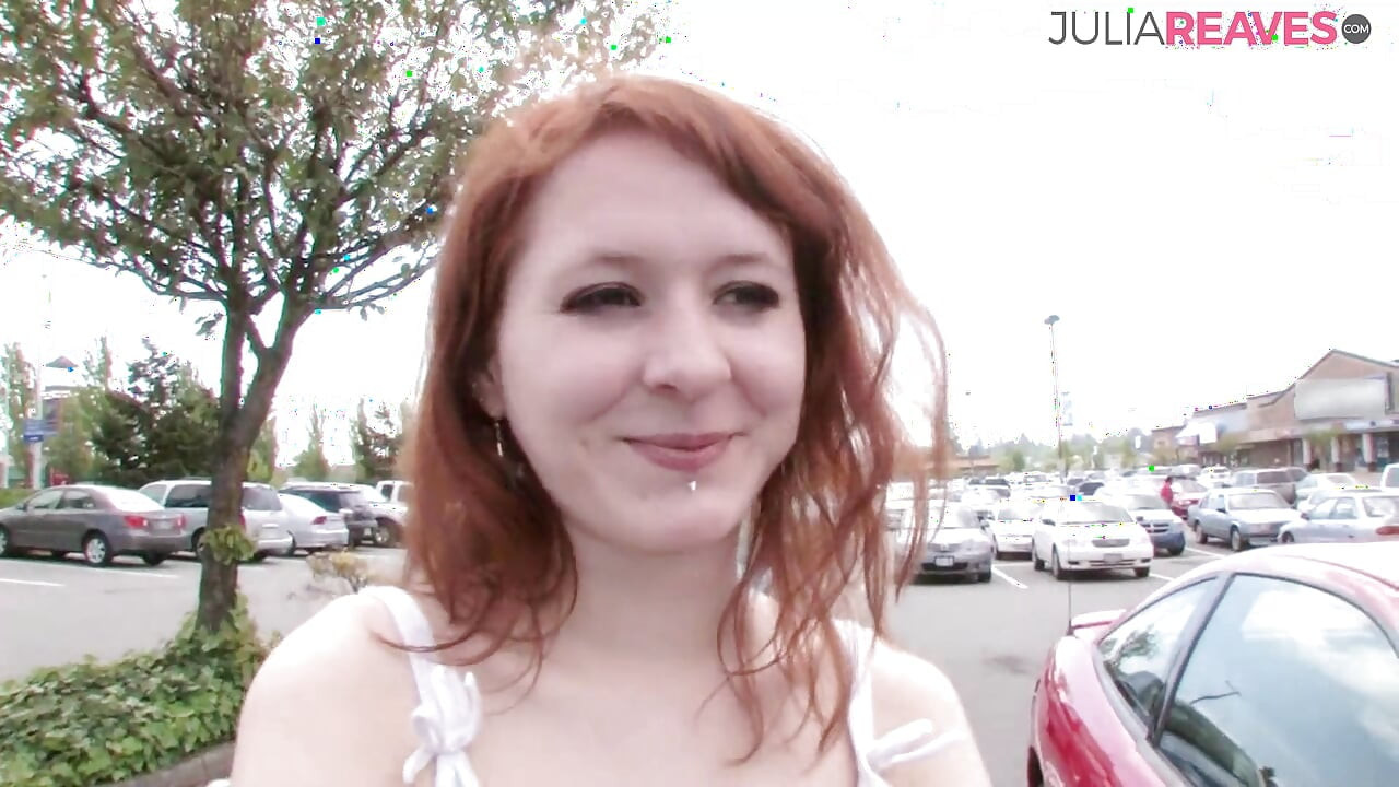 O fată sexy își freacă clitorisul, apoi suge pula uriașă care o fute până la ejaculare