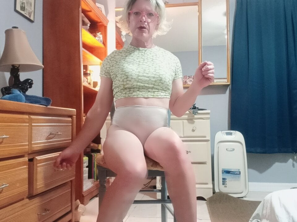 Lisa B fucking herself