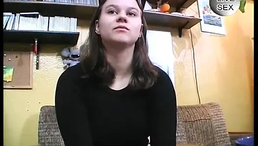Vollbusige brünette fingert muschi, bevor sie einen blowjob gibt