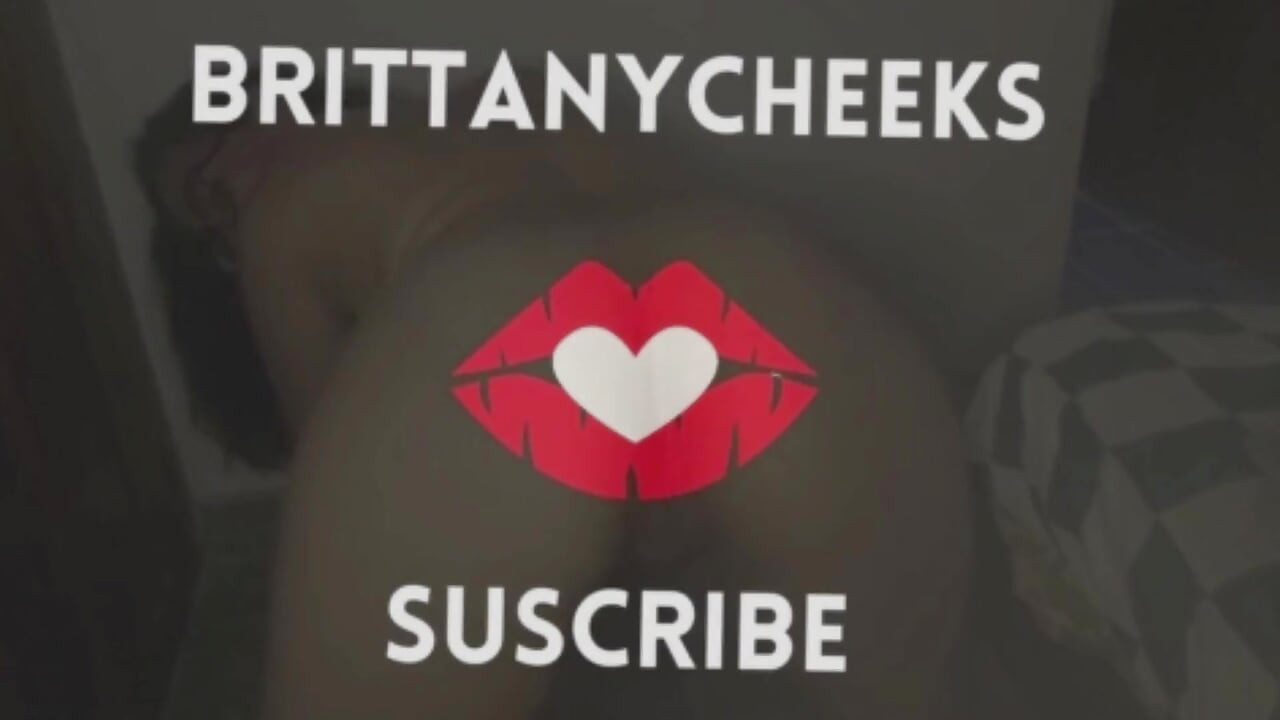 Britanny evinin verandasında fışkırtıyor