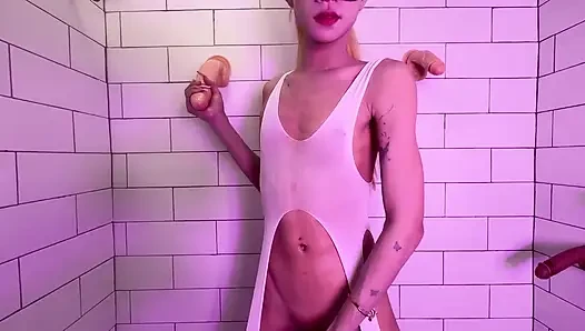 Ladyboy Nisha saklambaç oynuyor. Seksi genç bir yarakla götünü sikişini izle.