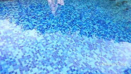 Göğüslü esmer fahişe havuz başında güneşlenir ve kız arkadaşının ıslak deliklerini yalayabilir