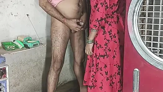 Göt amcık sikiyor yarak emiyor göğüslerini emiyor memeden süt emiyor ve domaltarak yarağa oturuyor ve doğrudan Hintçe seste yatıyor