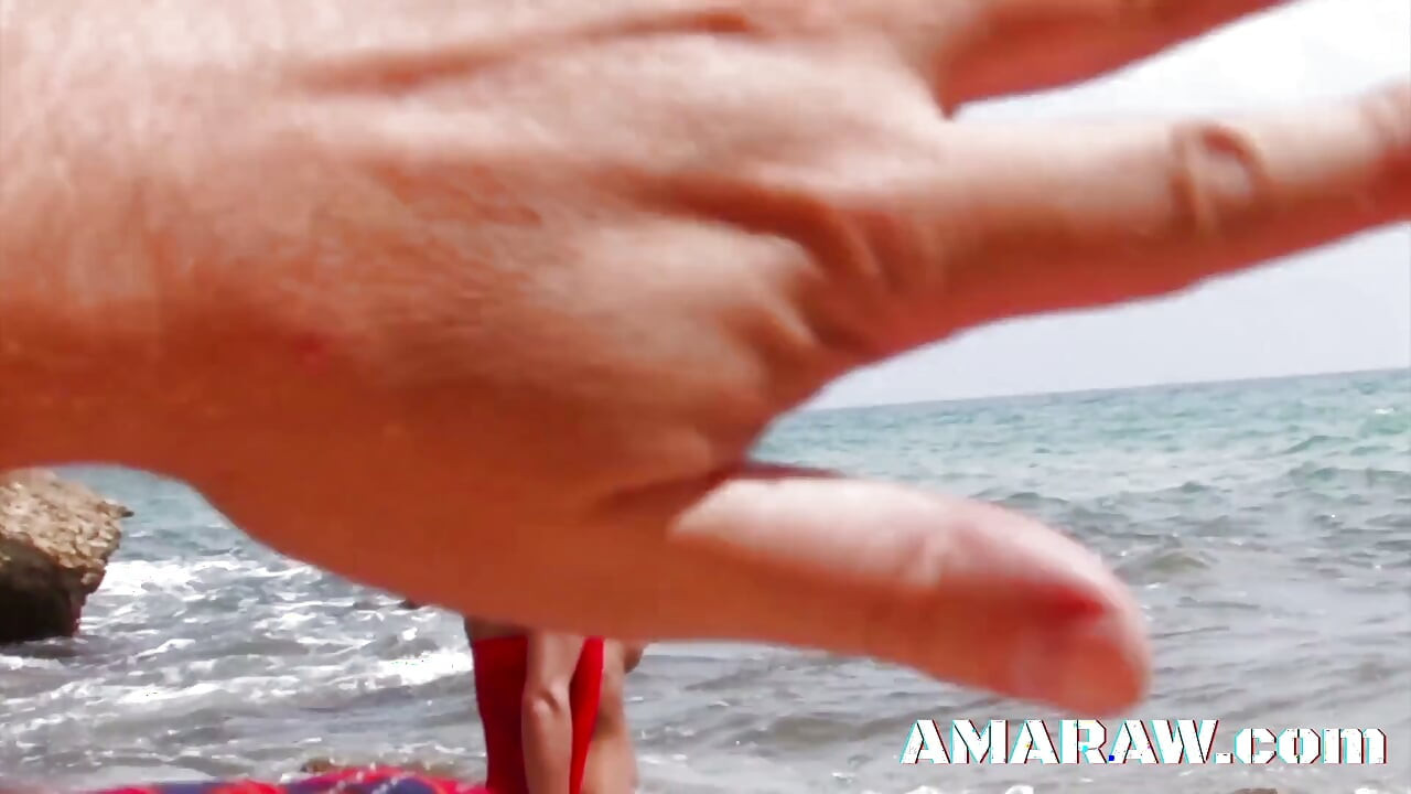Brünette shannaya Tweeks teilte sich am strand zwischen zwei männern