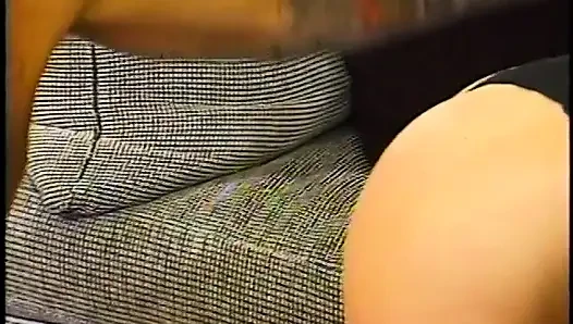 Brünette asiatische hure bekommt von einem hengst auf dem sofa einen guten fick
