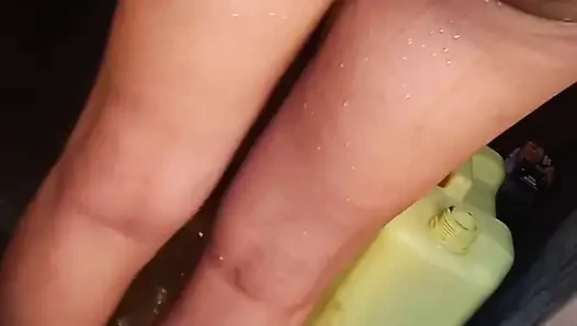 Setelah mandi berpose, pacar tubuh halus