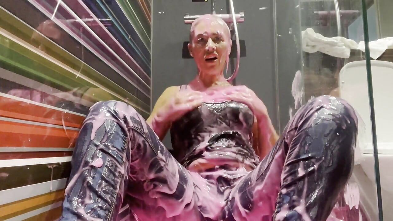 Callie robi się różowa gunged