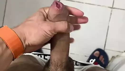 Hosteldeki bir adam sünnetsiz yarağını sıvazlıyor