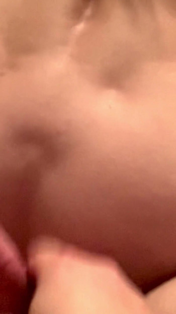 Oduševljen trenutak iz kućnog videa biseksualnih ljubavnika