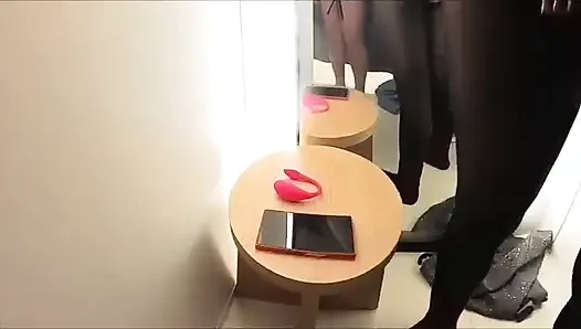 Alışveriş merkezinde naylon çoraplarımı yırttı ve beni sert sikti