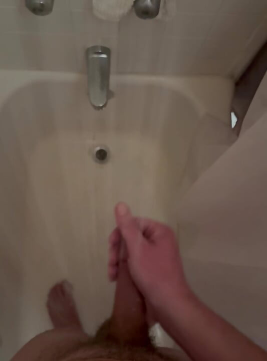 Κατούρημα και ζιζ στο ντους ενός φίλου