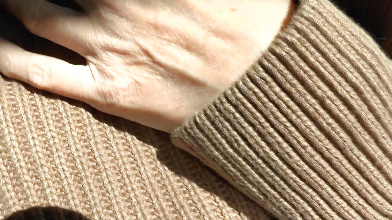 Spryskuj na mój sweter! Lady Victoria Valente w grubym golfie