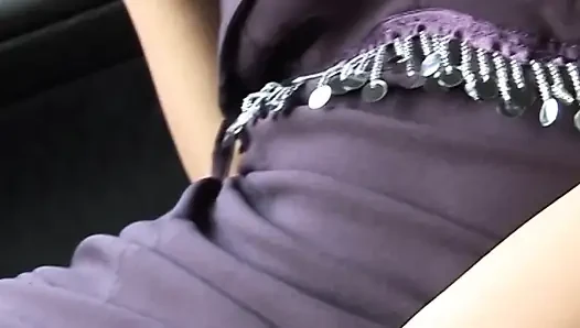 Ateşli ve seksi orta yaşlı seksi kadın parkın bankında amını parmaklıyor