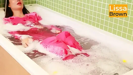 Köpük banyosunda ve balonda pembe pijamalar