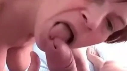 Milfa sa velikim sisama ozbiljno puši kurac, dobija lepo svršavanje po faci.