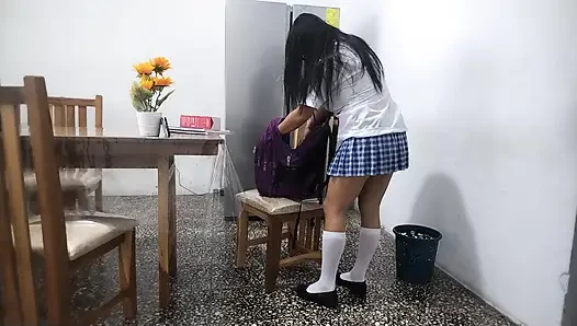 Seorang siswa dewasa tiba di rumah dan hal pertama yang terlintas di benak Anda adalah masturbasi di meja ruang makan.