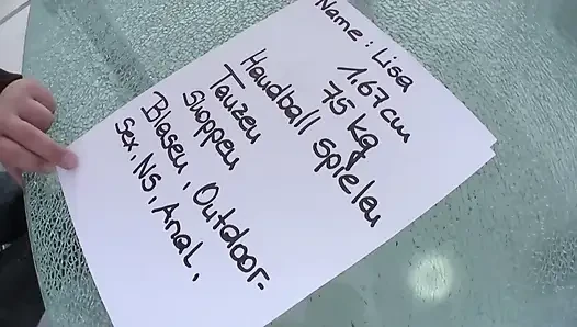 Heiße und mollige brünette mit dickem arsch in sexy schwarzen strümpfen fingert ihre muschi und spielt mit einem dildo