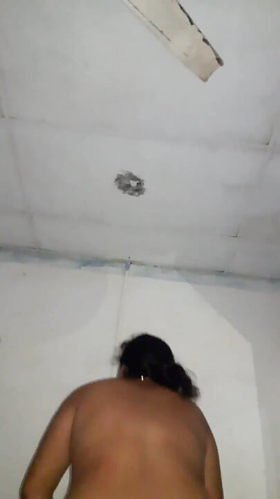 As bolas do meu touro na minha bunda, eu como todo o pau dele com minha buceta molhada. Enquanto meu marido está trabalhando meu touro está gostando.