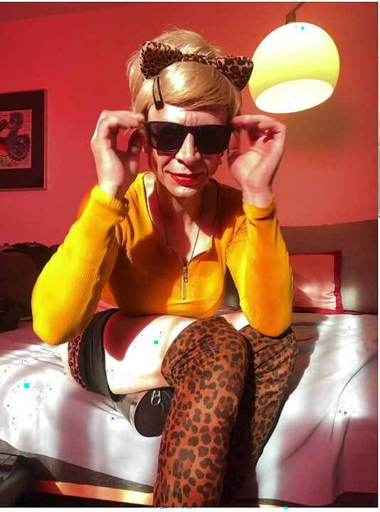 Mršava crossdresser Moniqu3Love jaše pesnicu