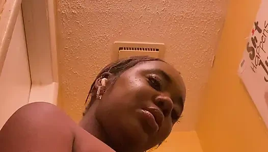 KAYAK PENARI STRIPTIS