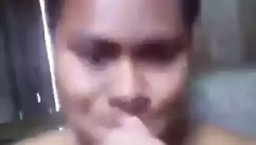 Девушка из Фиджи мастурбирует