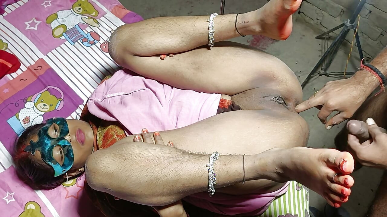 Bhabhi bị địt sướng đít bởi con cặc của em chồng trong tư thế missionary, tiếng Hindi