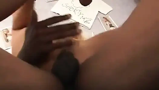 Beyaz piliç zenci adama sakso çekiyor