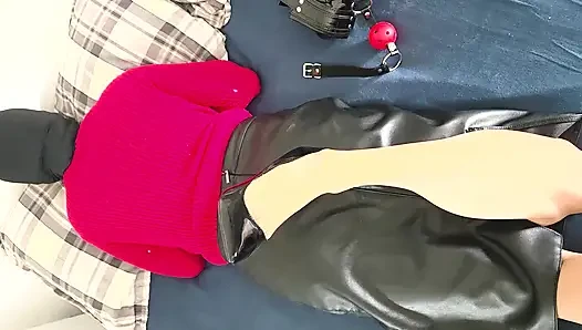 Sadece bir planı olduğunda Juliet siyah patentli topuklu ayakkabılara (36 beden) ulaşıyor.