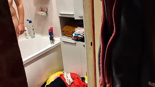 Üvey kız kardeşimi banyoda yakaladım