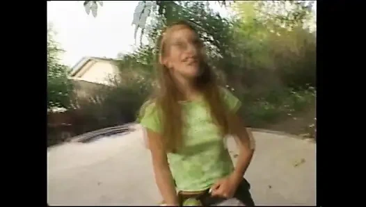 Fantastik sıska klasik gençler canavar siyah yaraklarla sikiliyor ve ağzına boşalıyor