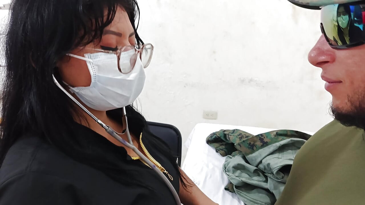 診察中に診療所で兵士を官能的に手探りする医師。