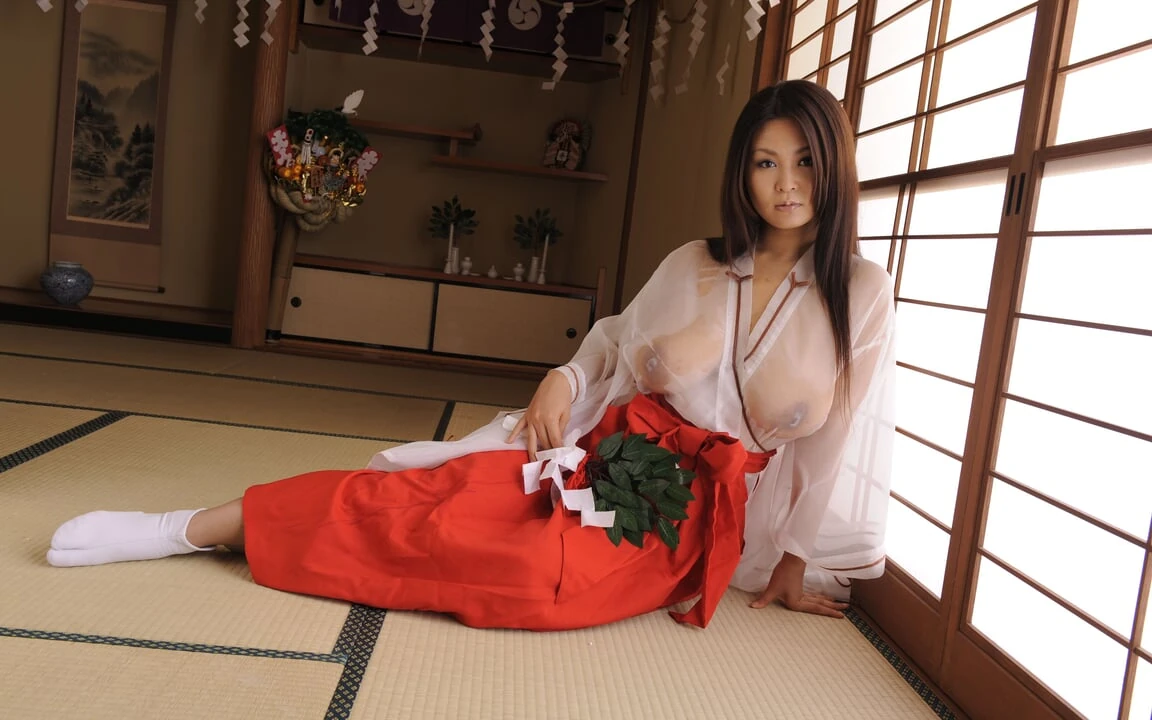 日本AV群交在东京寺庙里干大奶子女祭司熟女