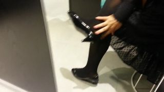 Pompa paten hitam dengan pantyhose teaser 21