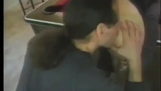 Heiße asiatin mit kleinen titten liegt auf dem billardtisch, damit ein getrÃ1/4nnter typ ihren haarigen busch ficken kann