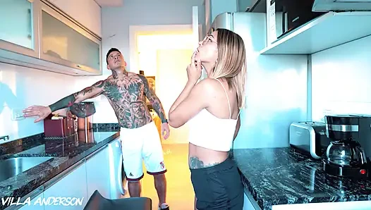 Я искушаюсь попробовать большой член своего пасынки