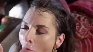 Gorąca dziewczyna porno wytryski na twarz