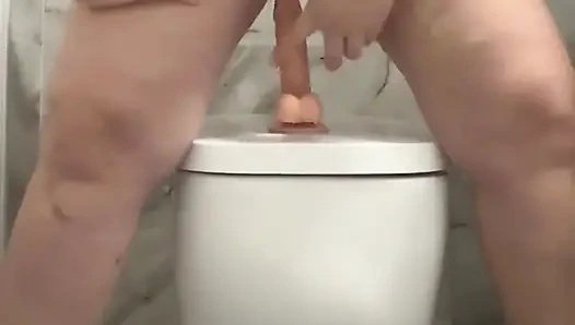 Orta yaşlı seksi kadın ve dildo