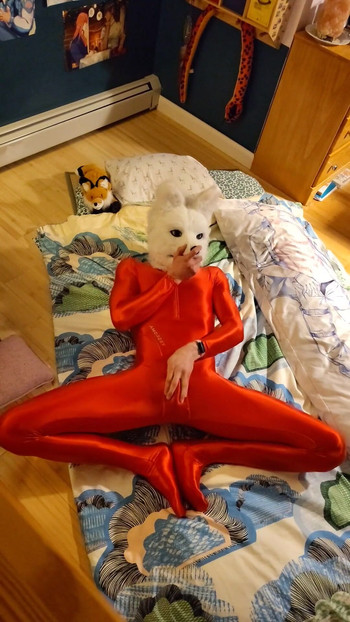 Zapanjujući trenutak iz filma "Fox Furry se igra u crvenom amoresy spandex odijelu"